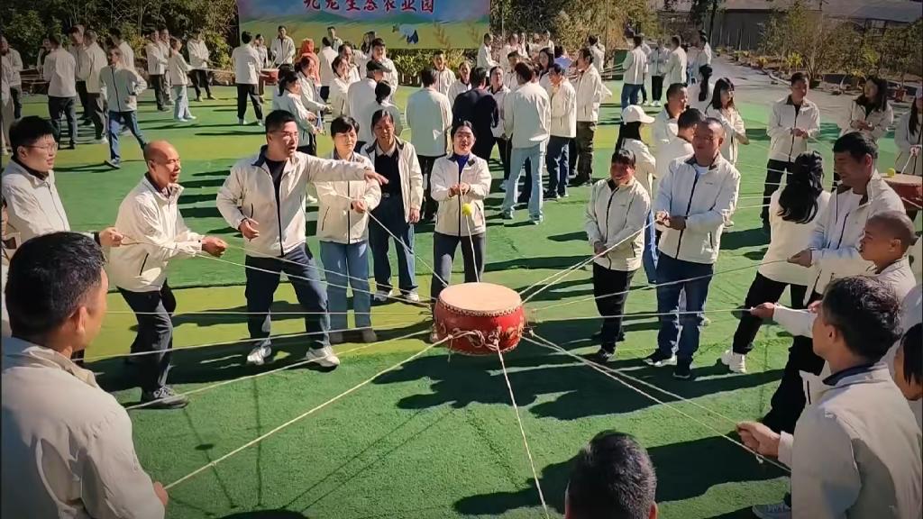 击鼓颠球